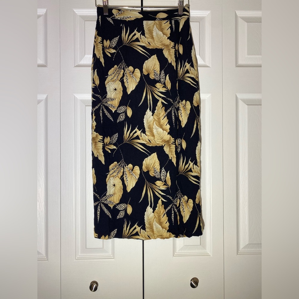 Chic Black and Gold Floral Pencil Skirt